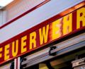 Bild: David Inderlied/dpa/Symbolbild
Auf dem Einsatzfahrzeug ist in gelber Farbe der Schriftzug „Feuerwehr“ zu lesen.