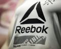 Bild: Daniel Karmann/dpa
Das Reebok-Logo ist auf einem Shirt am Rande der Bilanz-Pressekonferenz von Adidas zu sehen.
