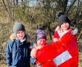 Bild: fvo
Stolz präsentieren die drei Weig-Kinder Georg, Sophia und Anna (von links) den in den Brunnhof-Büschen entdeckten Ballon aus England.