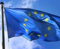 Bild: Karl-Josef Hildenbrand/dpa
Eine Europafahne weht im Wind.