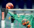 Bild: Uwe Anspach/dpa/Symbolbild
Spielbälle liegen im Netz eines Handball-Tors.