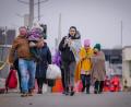 Bild: Kay Nietfeld/dpa
Eine Familie passiert die ukrainisch-polnische Grenze in Medyka.