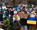 Bild: Uwe Lein/dpa
Teilnehmer einer Demo gegen den Ukraine-Krieg stehen am Wohnort des russischen Oligarchen Alischer Usmanow.