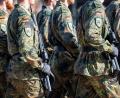 Bild: Sina Schuldt/dpa
Soldaten der Bundeswehr laufen über den Appellplatz im niedersächsischen Seedorf.