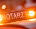 Bild: Lino Mirgeler/dpa/Archivbild
Ein Dachschild mit der Aufschrift "Notarzt" steht auf einem Einsatzwagen eines Notarztes.
