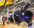 Bild: Jan Woitas/dpa-Zentralbild/dpa
Mitarbeiter montieren Komponenten an Porsche Macan und Panamera im Leipziger Werk.