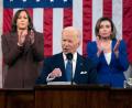 Bild: Saul Loeb/Pool AFP via AP/dpa
US-Präsident Joe Biden bei seiner ersten Rede zur Lage der Nation. Dahinter stehen Vizepräsidentin Kamala Harris (l) und Nancy Pelosi, Sprecherin des US-Repräsentantenhauses.