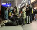 Bild: Paul Zinken/dpa
Flüchtlinge aus dem ukrainischen Kriegsgebiet warten im Hauptbahnhof Berlin.