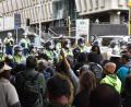 Bild: Ben Mckay/AAP/dpa
Demonstranten, die gegen das Impfmandat protestieren, stehen vor dem Parlamentsgebäude in Wellington.