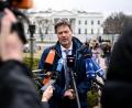 Bild: Britta Pedersen/dpa-Zentralbild/dpa
Vizekanzler Robert Habeck (Grüne) spricht vor dem Weißen Haus mit Journalisten.