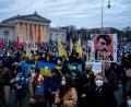 Bild: Sven Hoppe/dpa
Demonstranten protestieren auf dem Königsplatz in München unter dem Motto „Frieden in Europa, Solidarität mit der Ukraine“ gegen den Krieg in der Ukraine.