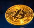 Bild: Fernando Gutierrez-Juarez/dpa-Zentralbild/dpa
Eine Bitcoin-Münze liegt auf einem Bildschirm.