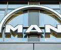 Bild: Peter Kneffel/dpa/Symbolbild
Das MAN Logo hängt an der Fassade eines Bürogebäudes.