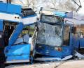 Bild: Bernd Wüstneck/dpa-Zentralbild/dpa
Nach einem Zusammenstoß von zwei Straßenbahnen in Rostock sichern Polizisten die Unfallstelle.