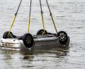 Bild: Arnulf Stoffel/dpa
Der Pkw wird in Wesel aus dem Wasser gezogen. Der Wagen mit fünf Insassen war in den Rhein gestürzt, zwei Menschen  überlebten.