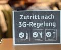 Symbolbild: Martin Schutt/dpa-Zentralbild/dpa/Symbolbild
"Zutritt nach 3G-Regelung" steht auf einem Schild.
