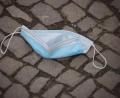 Bild: Soeren Stache/ZB/dpa/Symbolbild
Eine Schutzmaske für Mund und Nase liegt in der Stadt auf einem Fussweg.