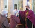 Bild: jzk
Am Aschermittwoch zeichnete Stadtpfarrer Thomas Kraus den Gottesdienstbesuchern ein Aschenkreuz auf das Haupt.