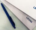 Bild: picture alliance / dpa
Auf einem Tisch liegen mehrere Blöcke und ein Stift mit der Aufschrift "Leoni".
