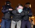 Bild: Dmitri Lovetsky/AP/dpa
Die Polizei nimmt in der russischen Stadt St. Petersburg einen Demonstranten fest.