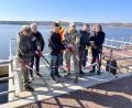 Bild: mor
Oberst Christopher Danbeck (Mitte), Bundeswehrstandortältester Oberstleutnant Florian Rommel (links) sowie Vertreter von Bauamt, Planer, Bundesforst und der Firma Gollwitzer beendeten mit dem offiziellen Durchschneiden des Bandes die Sanierung des Schlatterweiherdamms.