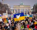 Bild: Kay Nietfeld/dpa
Hunderttausende protestierten am Sonntag in Berlin vor dem Brandenburger Tor gegen den Krieg in der Ukraine. "Das war ein unglaubliches Gefühl, das war irre", sagt Tina Winklmann. Die Abgeordnete erlebt die Demo nach der Bundestags-Sondersitzung.