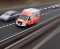 Bild: Julian Stratenschulte/dpa/Symbolbild
Ein Rettungswagen fährt über eine Autobahn.
