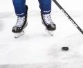 Bild: Matthias Balk/dpa/Symbolbild
Ein Eishockeyspieler spielt den Puck.