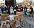 Bild: gf
Weit mehr Hilfsgüter als die Landfläche des Lkw fassen kann, stehen in Poppenricht bereit. Organisiert hat den Hilfstransport Yuliya Bats (Mitte, weißer Pullover). Kinderkleidung und Spielsachen bringt Norma Brand (rechts) aus der Gemeinde Illschwang mit.