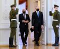 Bild: Bernd von Jutrczenka/dpa
Bundespräsident Steinmeier ist wegen des Krieges in der Ukraine zu einem eintägigen Besuch in Litauen - hier zusammen mit seinem Amtskollegen Gitanas Nauseda.