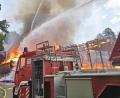 Bild: Peggy Biczysko/fph
Die Drehleiter reicht weit, wie hier beim Großbrand der Marktredwitzer Tennishalle im vergangenen Jahr, aber nicht in allen Fällen weit genug. So wie damals, als der Feuerteufel in Oberredwitz umging und die Wehr aus dem tschechischen Karlsbad zu Hilfe eilen musste.