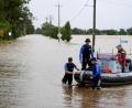 Bild: Dan Himbrechts/AAP/dpa
Polizisten In Australien patrouillieren im Hochwasser.
