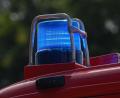 Bild: Robert Michael/dpa-Zentralbild/ZB/Symbolbild
Ein Blaulicht leuchtet auf dem Dach eines Einsatzfahrzeugs der Feuerwehr.
