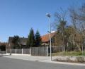 Bild: bey
Auf dem Grundstück an der Sandstraße mit dem ehemaligen Bauernhof soll eine Eigentumswohnanlage mit elf Wohnungen und den entsprechenden Stellplätzen gebaut werden.