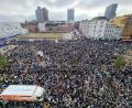 Bild: Bodo Marks/dpa
Mehrere tausend Demonstranten stehen bei einer Kundgebung auf dem Spielbudenplatz und der Reeperbahn im Stadtteil St. Pauli zusammen.