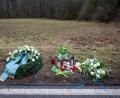 Bild: Harald Tittel/dpa
Ein Kranz sowie Blumen und Kerzen liegen am Tatort an der Kreisstraße 22 bei Ulmet (Rheinland-Pfalz) zum Gedenken. Dort wurden zwei Polizisten bei einer Verkehrskontrolle getötet.