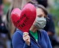 Bild: Darron Cummings/AP/dpa
Eine Frau hält bei einem Proteste gegen Rassismus einen Luftballon in Gedenken an die Verstorbene.