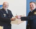 Bild: Gabi Schönberger
Polizeipräsident Norbert Zink überreicht dem neuen Polizeidirektor Markus Fuchs (rechts) den typischen "grünen Stift" zum Unterschreiben.
