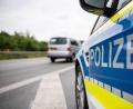 Bild: Guido Kirchner/dpa/Symbolbild
Ein Streifenwagen der Polizei steht auf einer Straße.