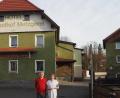 Bild: gz
Nach rund 40 Jahren verkauften die leidenschaftlichen Gastwirte Maria und Max Karl den Landgasthof mit Gaststätte und Saal (links) und die Pension (rechts) an eine Familie aus Oberbayern.