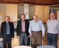 Bild: flt
Zum 90.Geburtstag gratulierten dem Jubilar Georg Lukas sen. (Zweiter von rechts) Pfarrer Thomas Thiermann und Bürgermeister Lothar Müller (von links). Mit dabei der Sohn des Jubilars Georg Lukas jun.