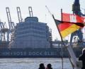 Bild: Marcus Brandt/dpa
Komplett verhüllt liegt die Mega-Yacht „Dilbar“ im Blohm+Voss Dock Elbe 17 im Hamburger Hafen.