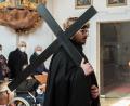 Bild: Fr. Seraphim Fischer/exb
Als äußeres Zeichen seiner künftigen Lebensausrichtung wird Frater Laurentius Maria die Dornenkrone und das Kreuz bei der Einkleidung aufgelegt.