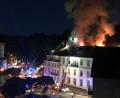 Bild: Patrick Neumann/SWR/dpa
Die Feuerwehr löscht von Drehleitern aus das Hotel „Badischer Hof“ (2021). Etwa 160 Gäste mussten vor dem Feuer in Sicherheit gebracht werden.