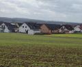 Bild: Houschka
Am östlichen Dorfrand von Knölling soll auf einer gegenwärtig noch landwirtschaftlich genutzten Fläche ein Baugebiet entstehen. In einem ersten Schritt sind 27 Parzellen vorgesehen.