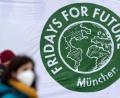 Bild: Sven Hoppe/dpa/Archivbild
Teilnehmer einer Kundgebung von Fridays for Future (fff) stehen im Olympiapark vor einem Banner.