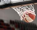 Bild: Thomas Kienzle/dpa/Symbolbild
Ein Basketball landet im Korb.
