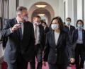 Bild: Uncredited/Taiwan Presidential Office/AP/dpa
Der ehemalige US-Außenminister Mike Pompeo (l.) und Taiwans Präsidentin Tsai Ing-wen während eines Treffens im Präsidialamt in Taipeh.