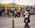 Bild: Pau Venteo/EUROPA PRESS/dpa
Eine Mutter mit ihrem Kind auf einer Straße in Lwiw während Luftalarm-Sirenen ertönen.