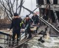 Bild: Diego Herrera/EUROPA PRESS/dpa
Zivilisten überqueren eine zuvor beschossene Brücke in der Stadt Irpin.